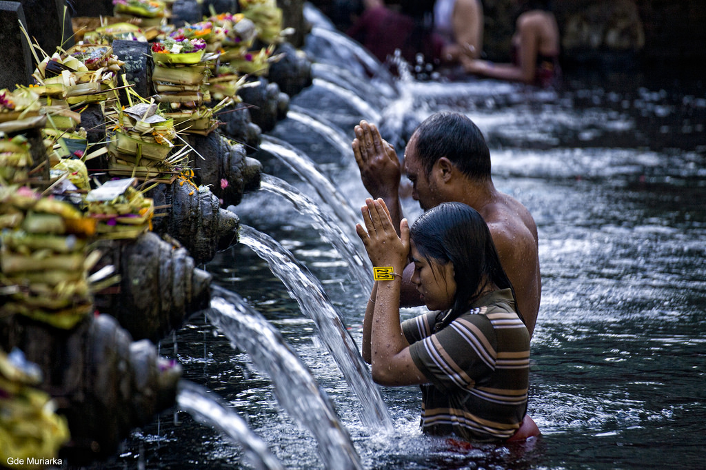 “Melukat” to Purify Mind Spiritually Thumbnail