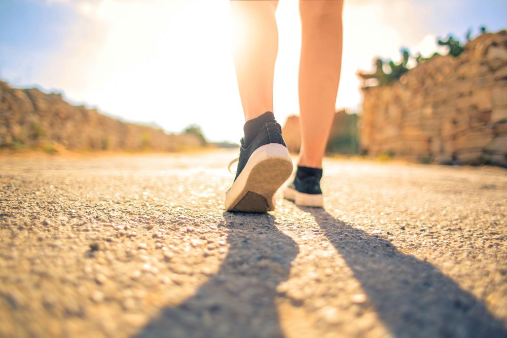 6 Powerful Anti-Aging Benefits of Walking Thumbnail
